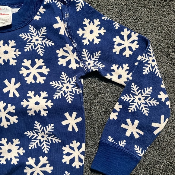 Hanna Andersson snowflake pajamas size 4 - Picture 4 of 9